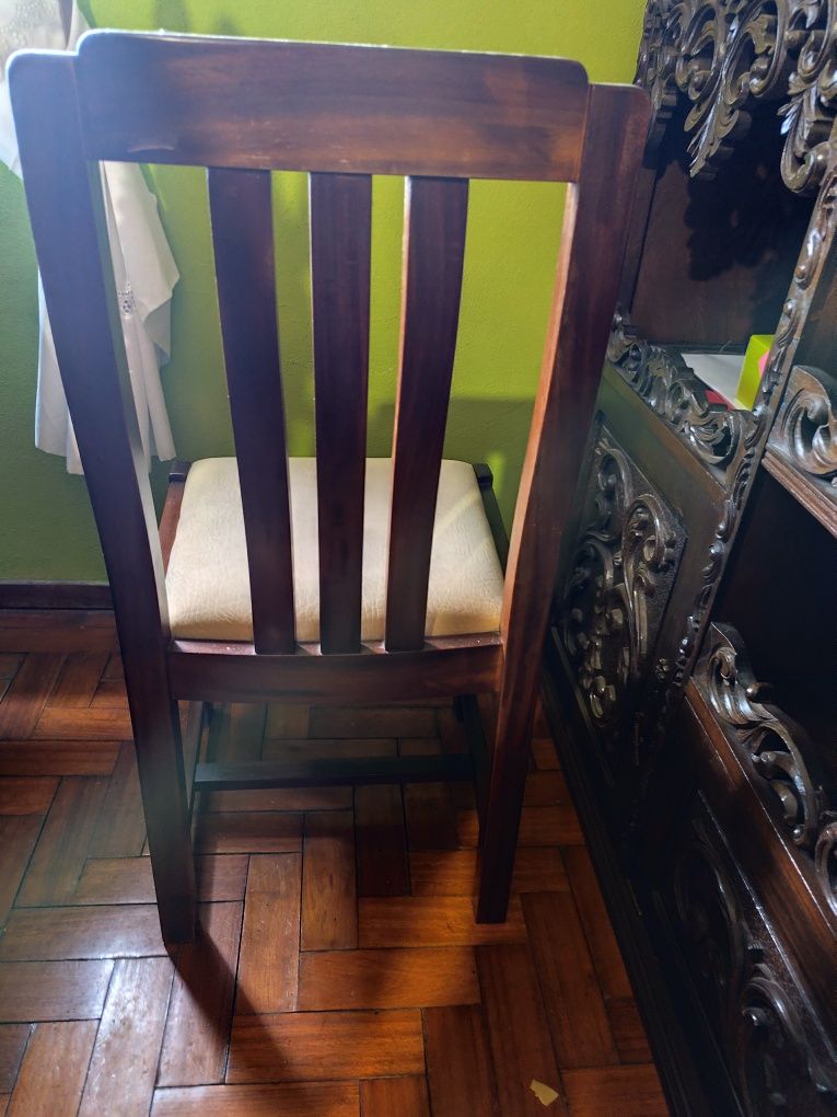 Mesa  em madeira com 4 cadeiras