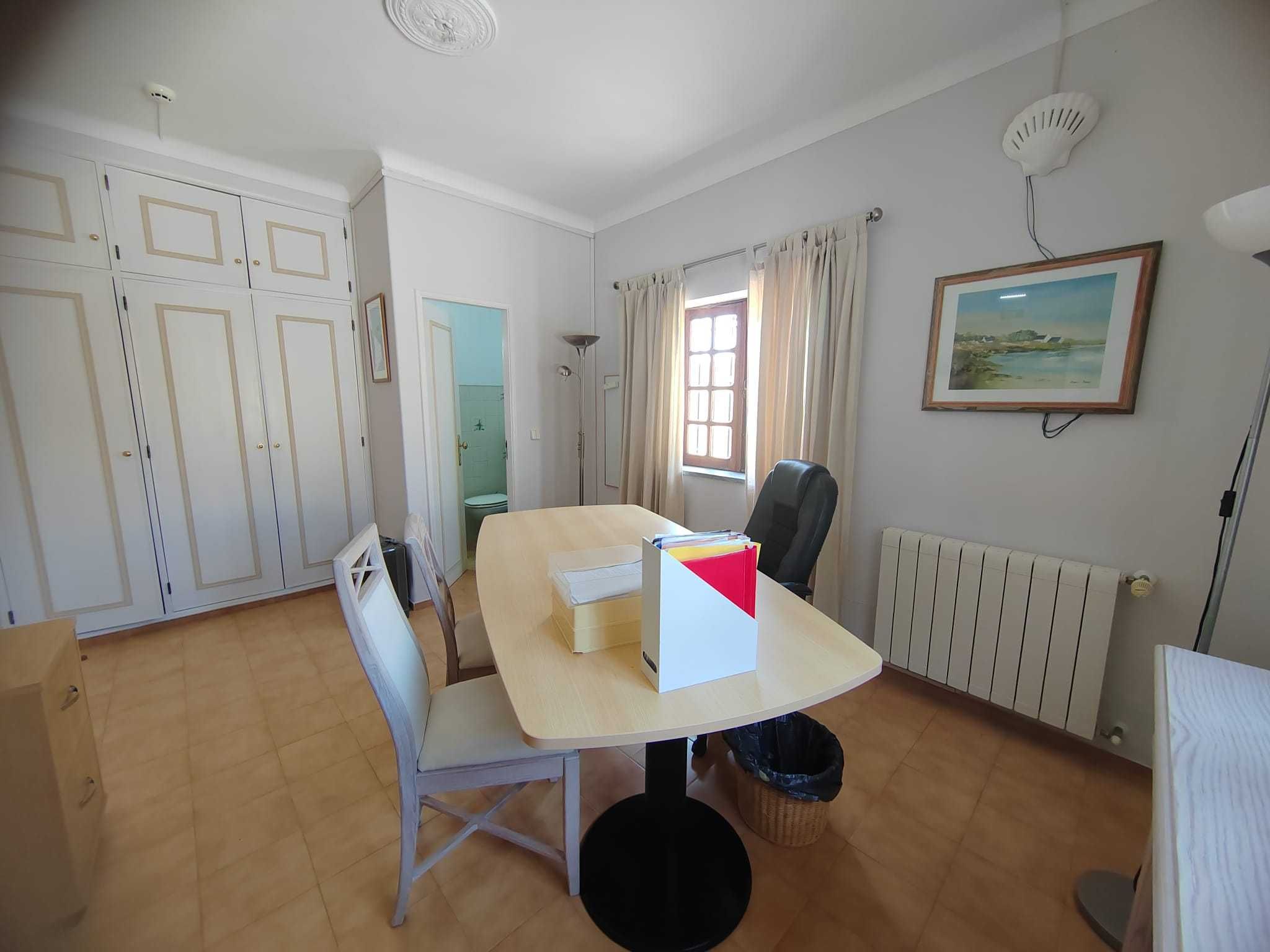 Escritório para arrendar nas instalações de uma agência imobiliária.