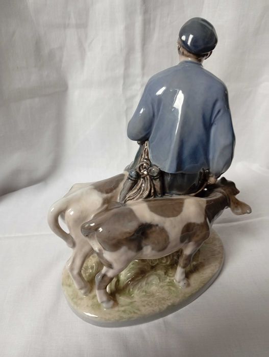 Royal Copenhagen - duża figurka chłopca z jałówkami.