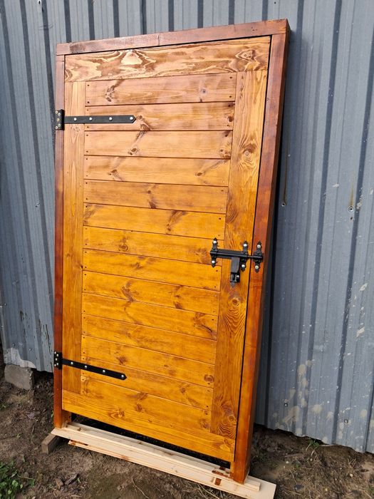 Drzwi drewniane z futryną do piwnicy,ziemianki domków, gospodarcze