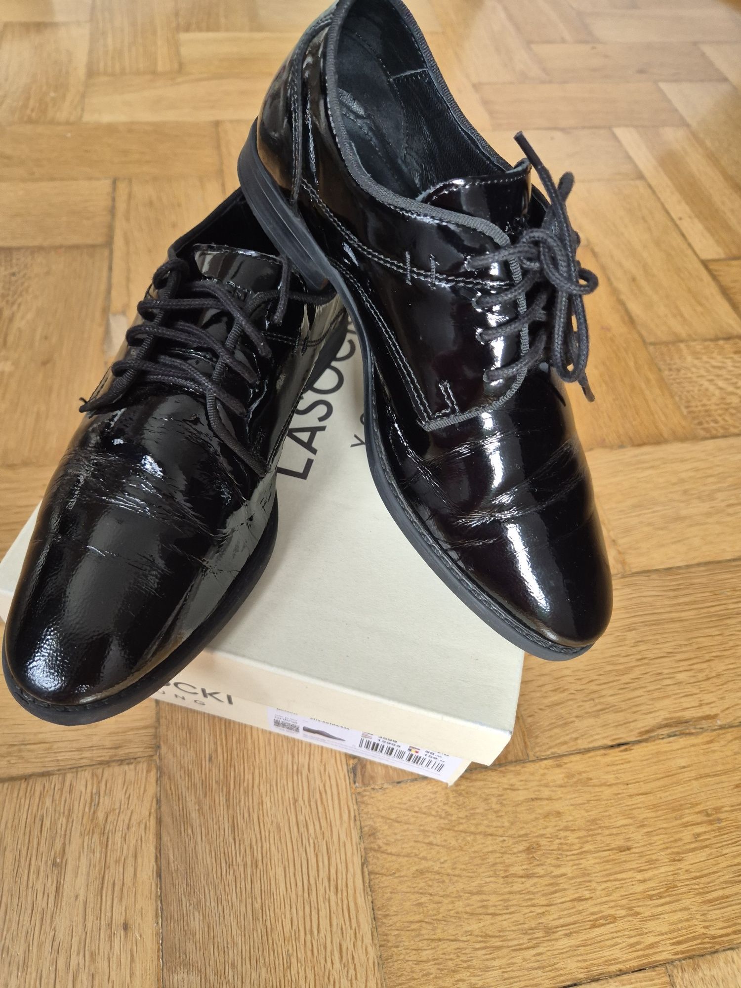 Buty- czarne lakierki dla chłopca