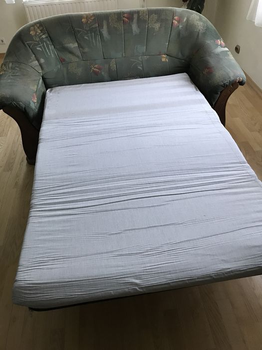 Duża zielona sofa, kanapa w kwiaty drewniane nogi, PRL, vintage