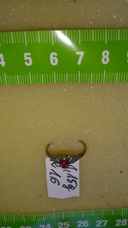 Pierścionek złoty z diamentami i rubinem w cenie 2200 zł