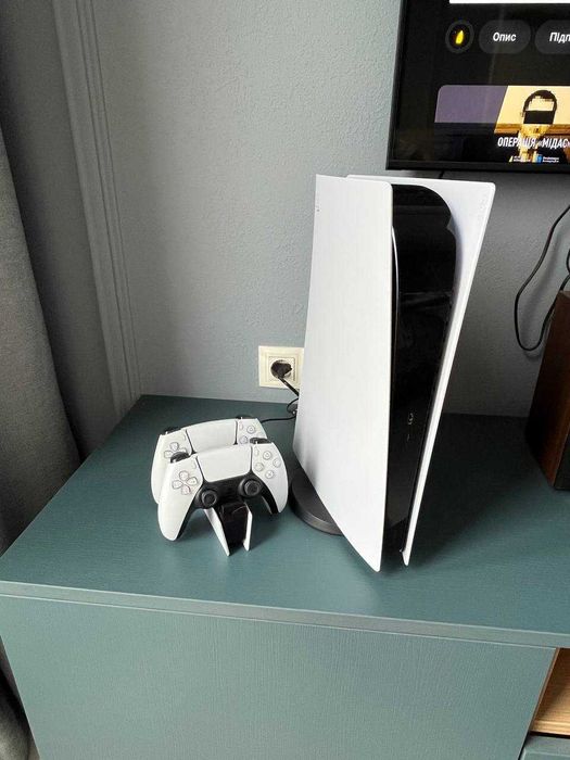 PlayStation 5 + два джойстика + станция для зарядки + God of War (R)