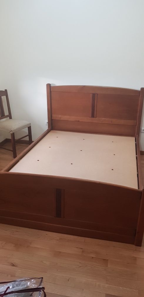 Quarto de casal com cama, comoda, espelho e cadeira  madeira cerejeira