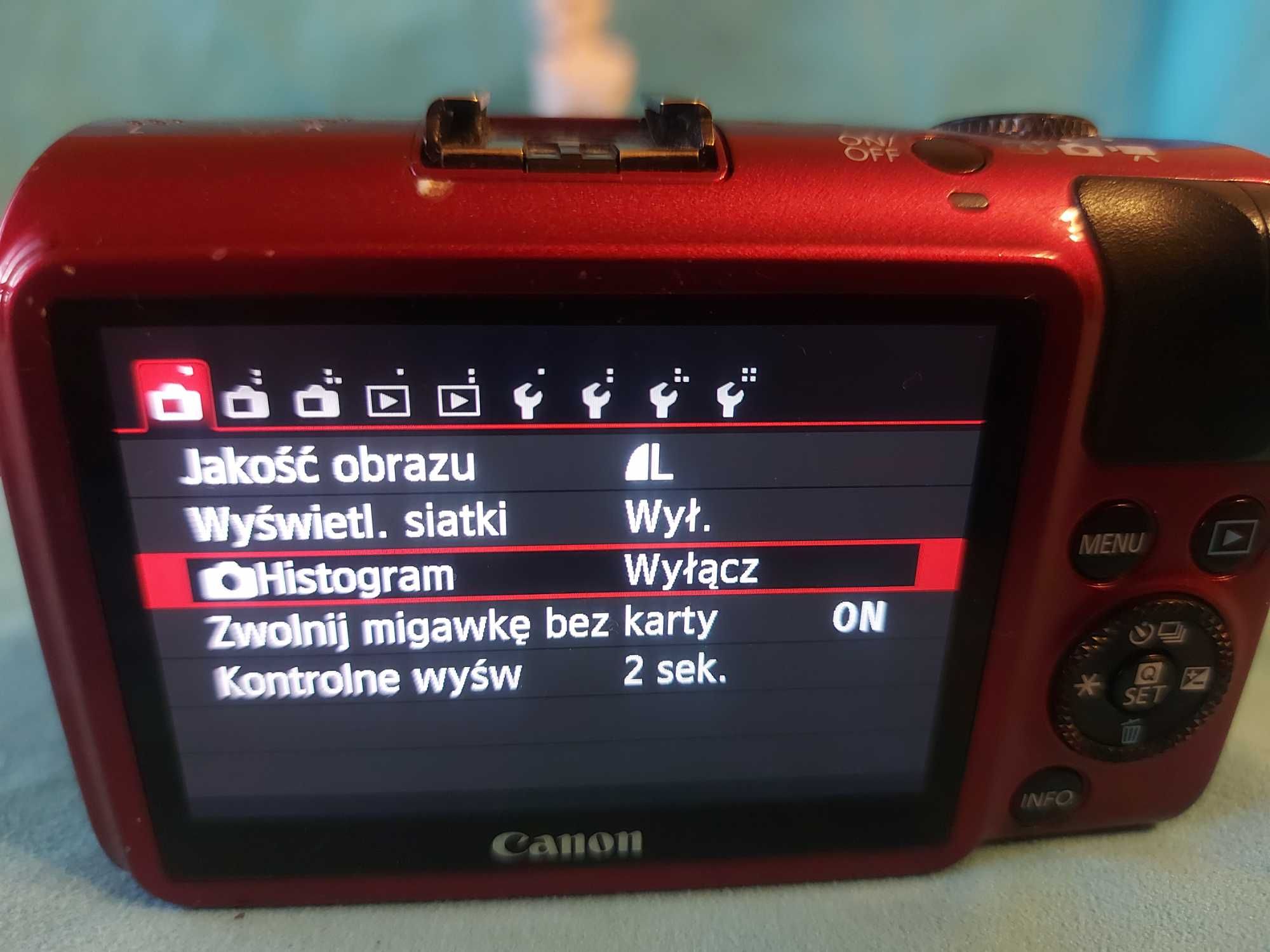 Bordowy Canon EOS M z obiektywem 15-45. Zakochasz się w nim.