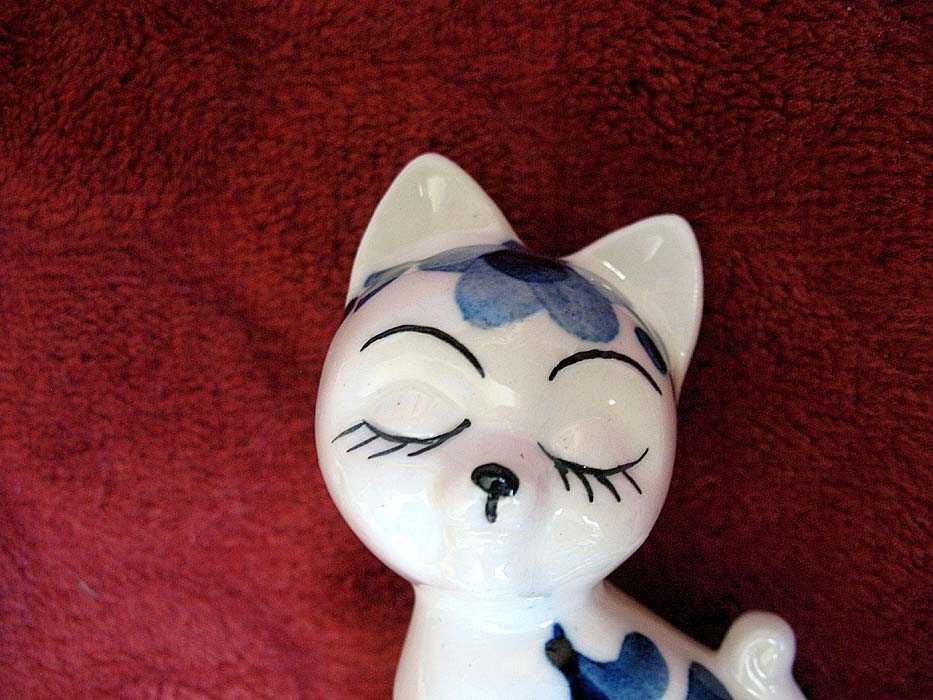 Kot - koteczka ręcznie malowana - porcelana - 8x4 x4cm Adolf Wache