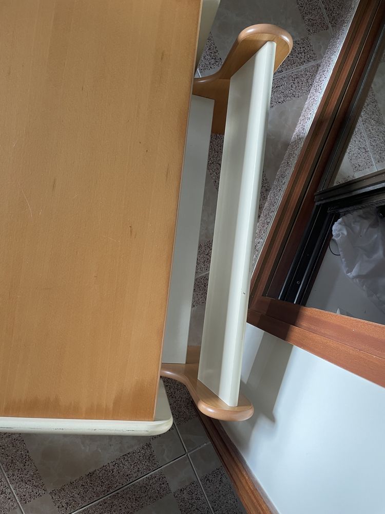 Mesa para quarto de criança