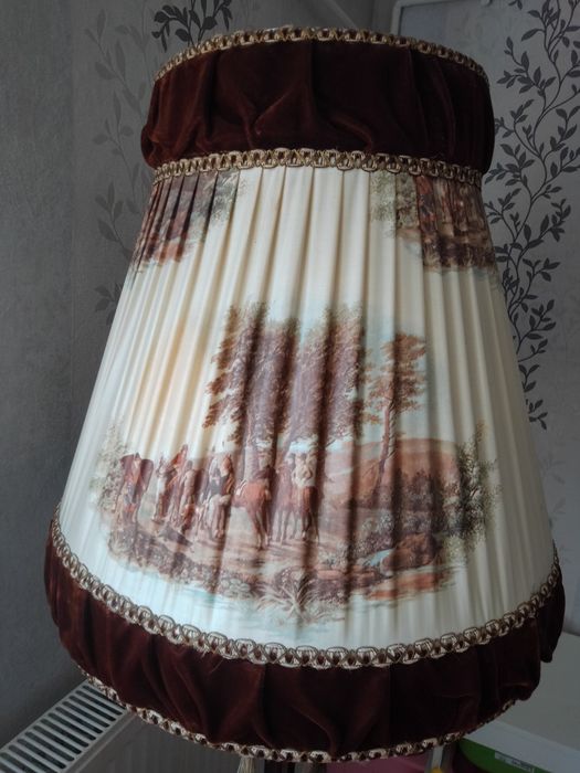 Lampa stojąca z abażurem.