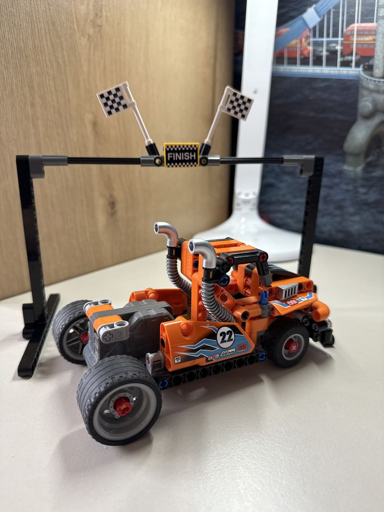 Конструктор LEGO Technic Гоночна вантажівка (42104)