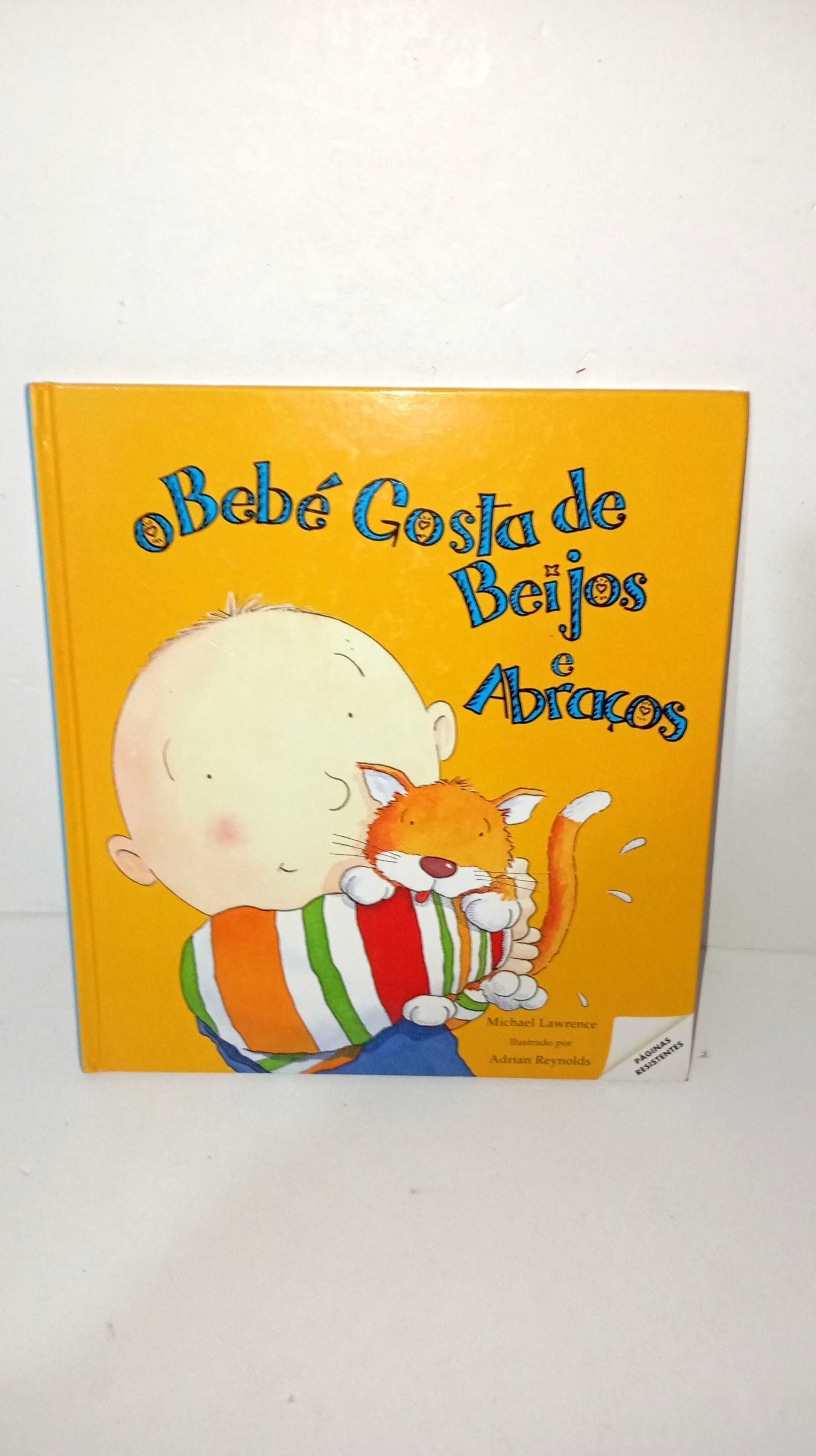 O bebé gosta de beijos e abraços