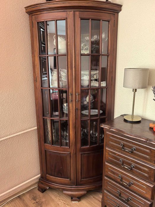 Drewniana mahoniowa witryna z Indonezji