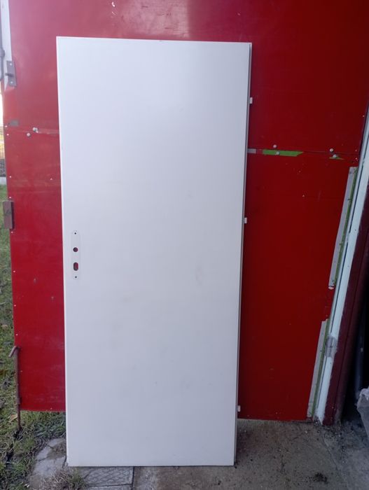 Drzwi białe metalowe