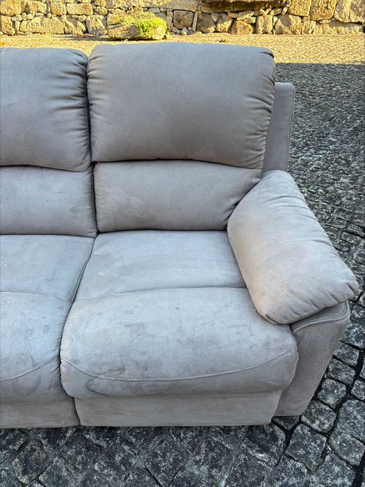 Sofá beje acinzentado de 3 lugares