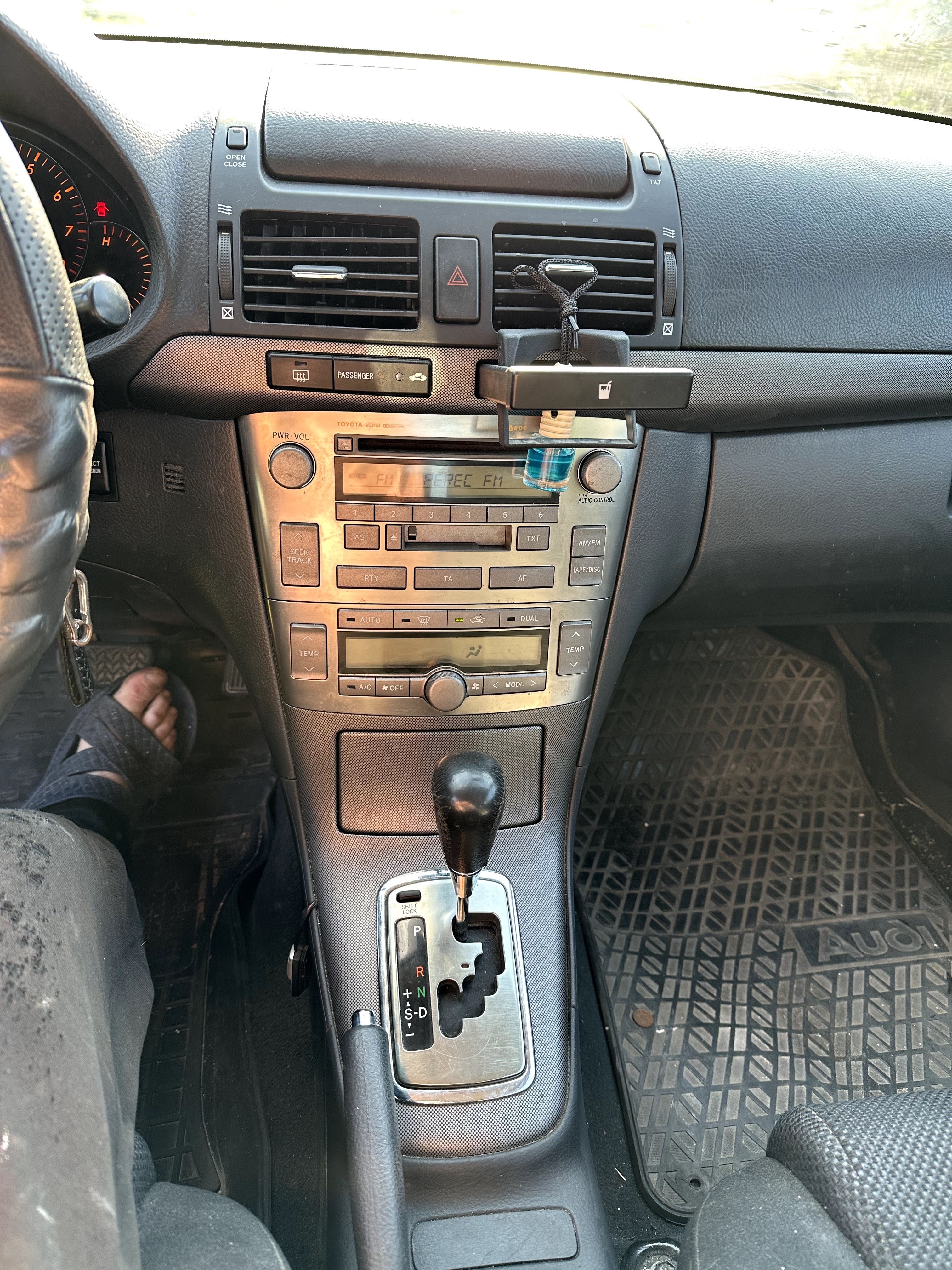 Тойота Авенсіс 2.0 прямий вприск 2007