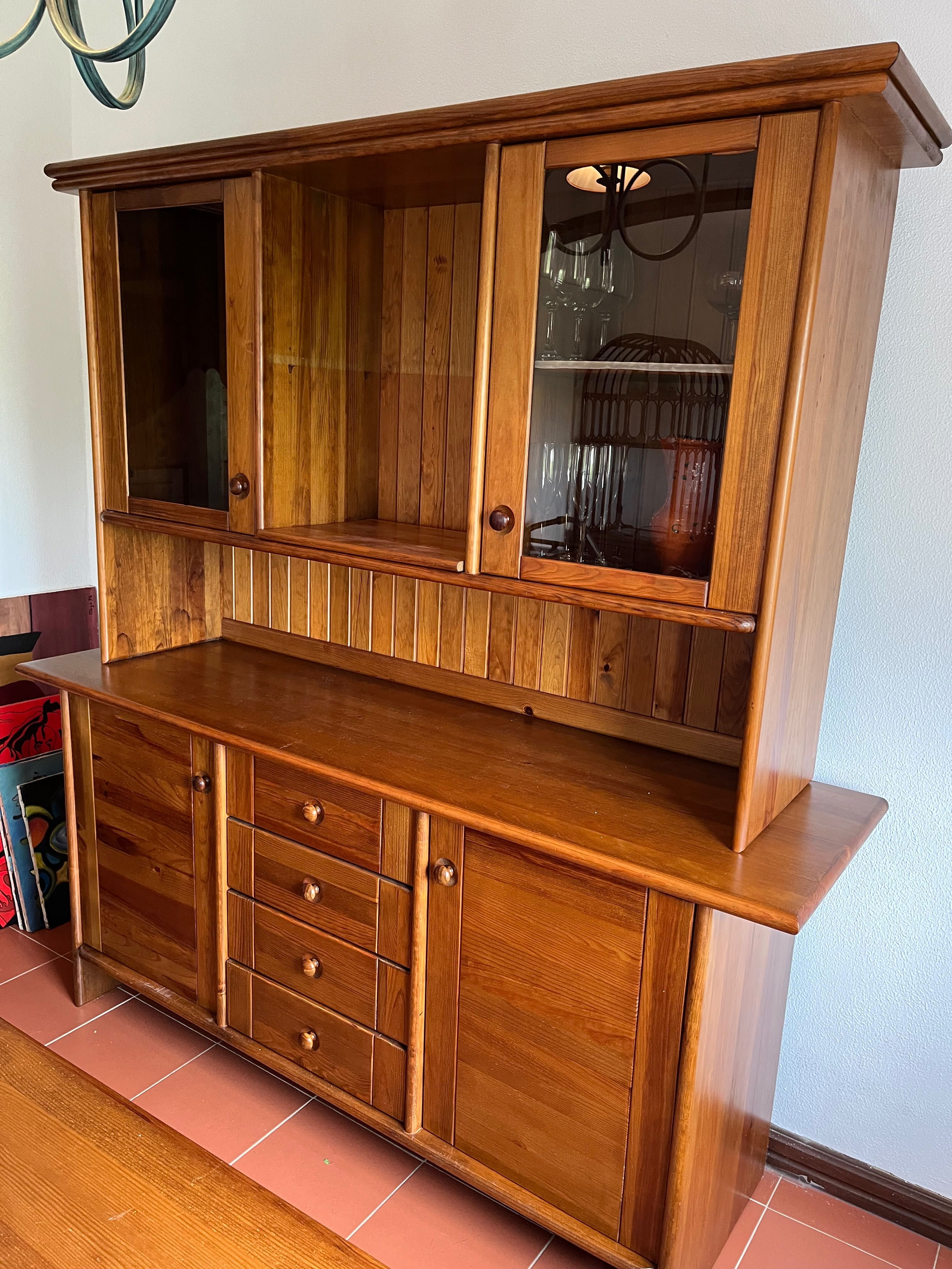 Conjunto sala de jantar (louceiro e mesa + 6 cadeiras)