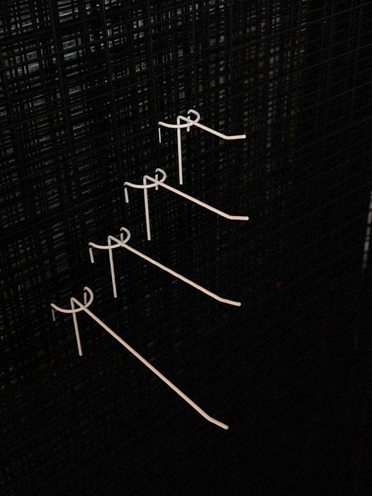 Металеве обладнання для магазинів: сітки, мудборди, гачки, полички