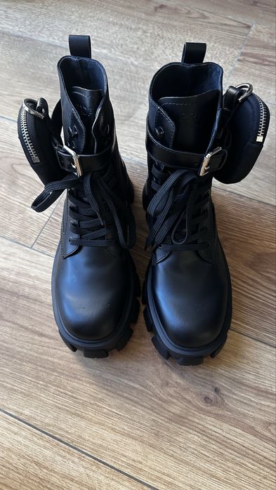 Жіночи черевики Prada