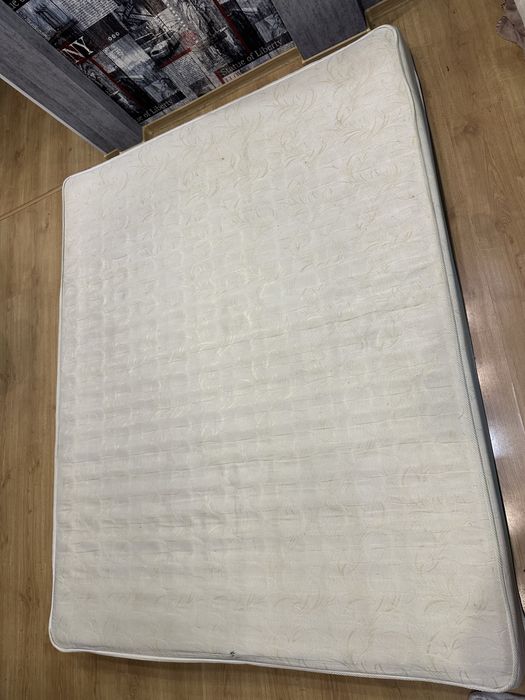 Матрац у нормальному стані,трохи поношаний,є кілька невеликих плям