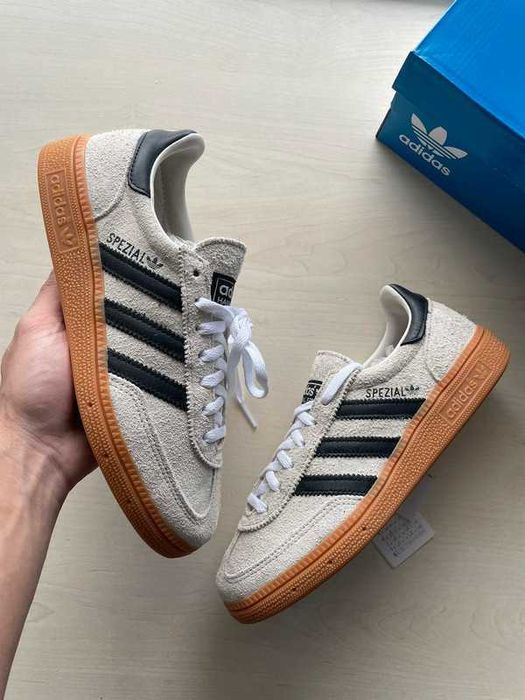 The stylish appeal of the adidas Handball Spezial.EU40