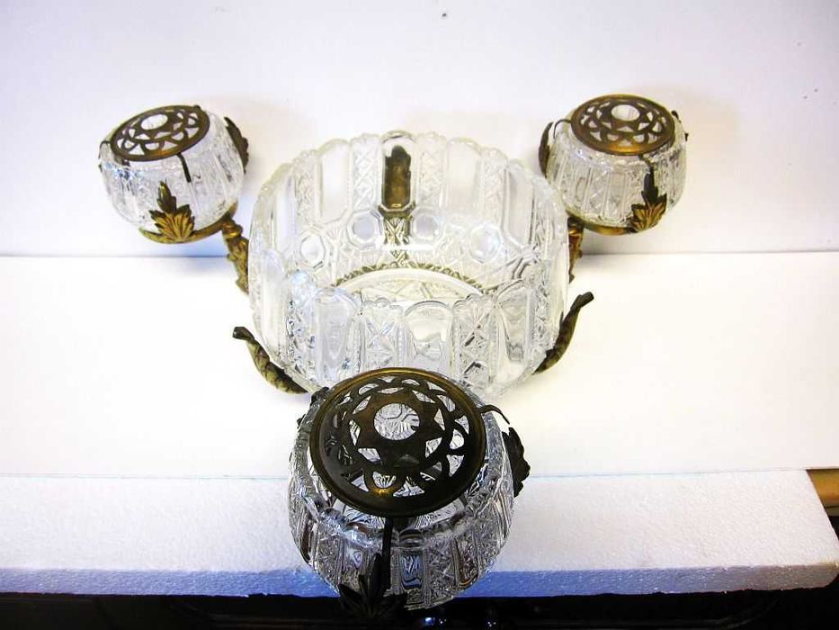 lindo antigo centro de mesa -floreira- em bronze com cristal prensado