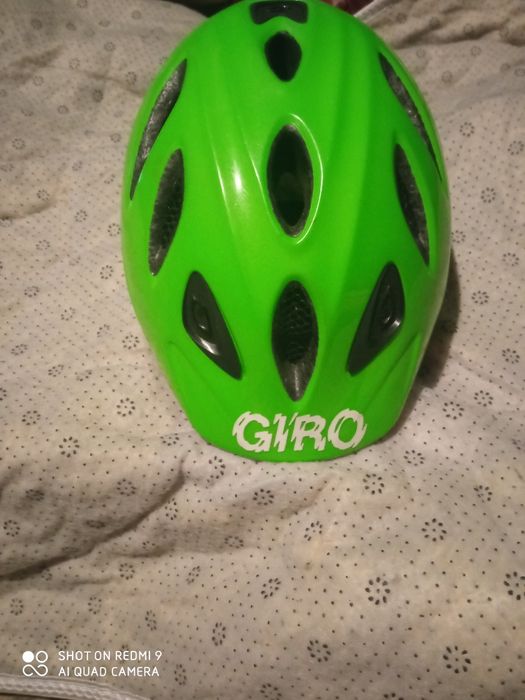 Zielony kask jak nowy