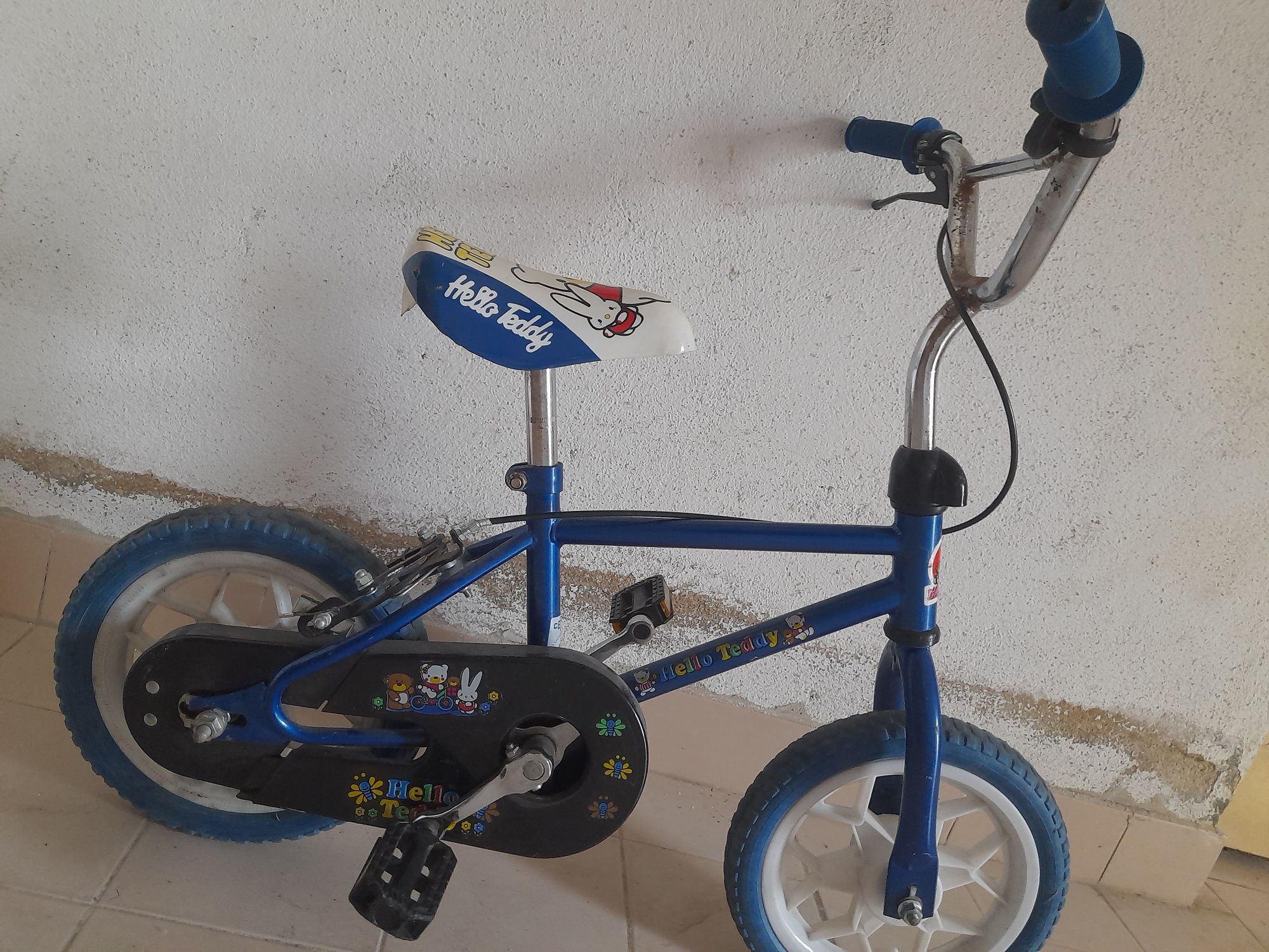 Bicicleta pequena usada,