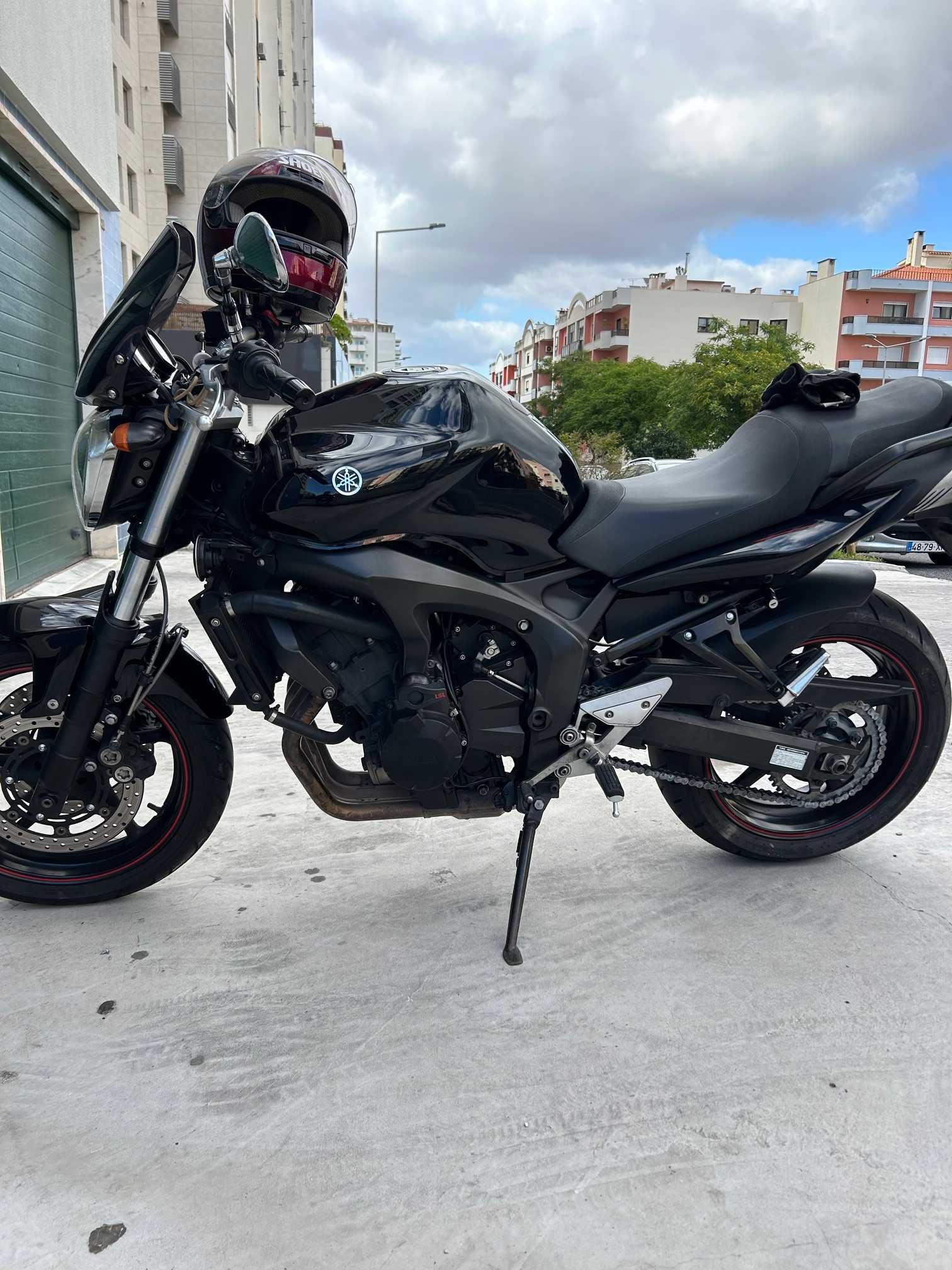 Mota Yamaha FZ6 de garagem em ótimo estado