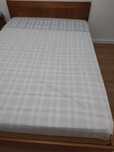 Cama e mesa de cabeceira