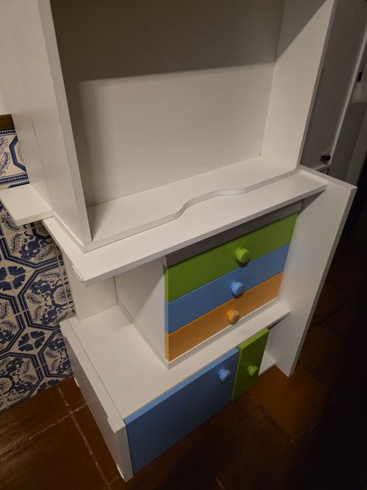 Vendo uma mobília completa com roupeiro e colchão e estrado