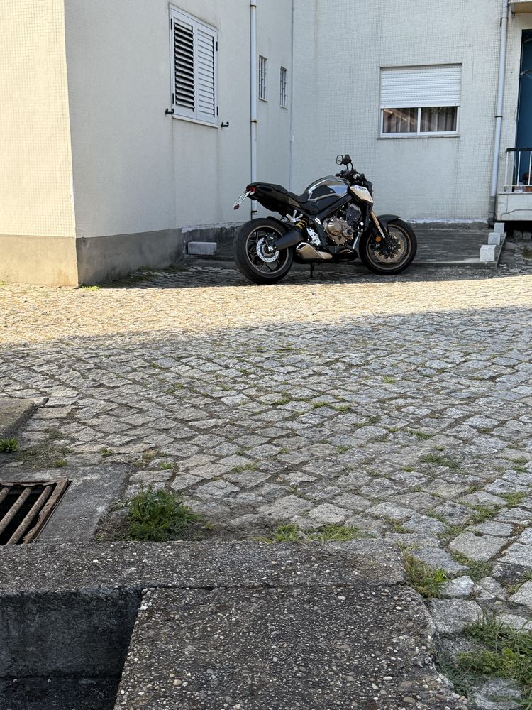 Honda cb 650r completamente nava . 2022, 4800km.