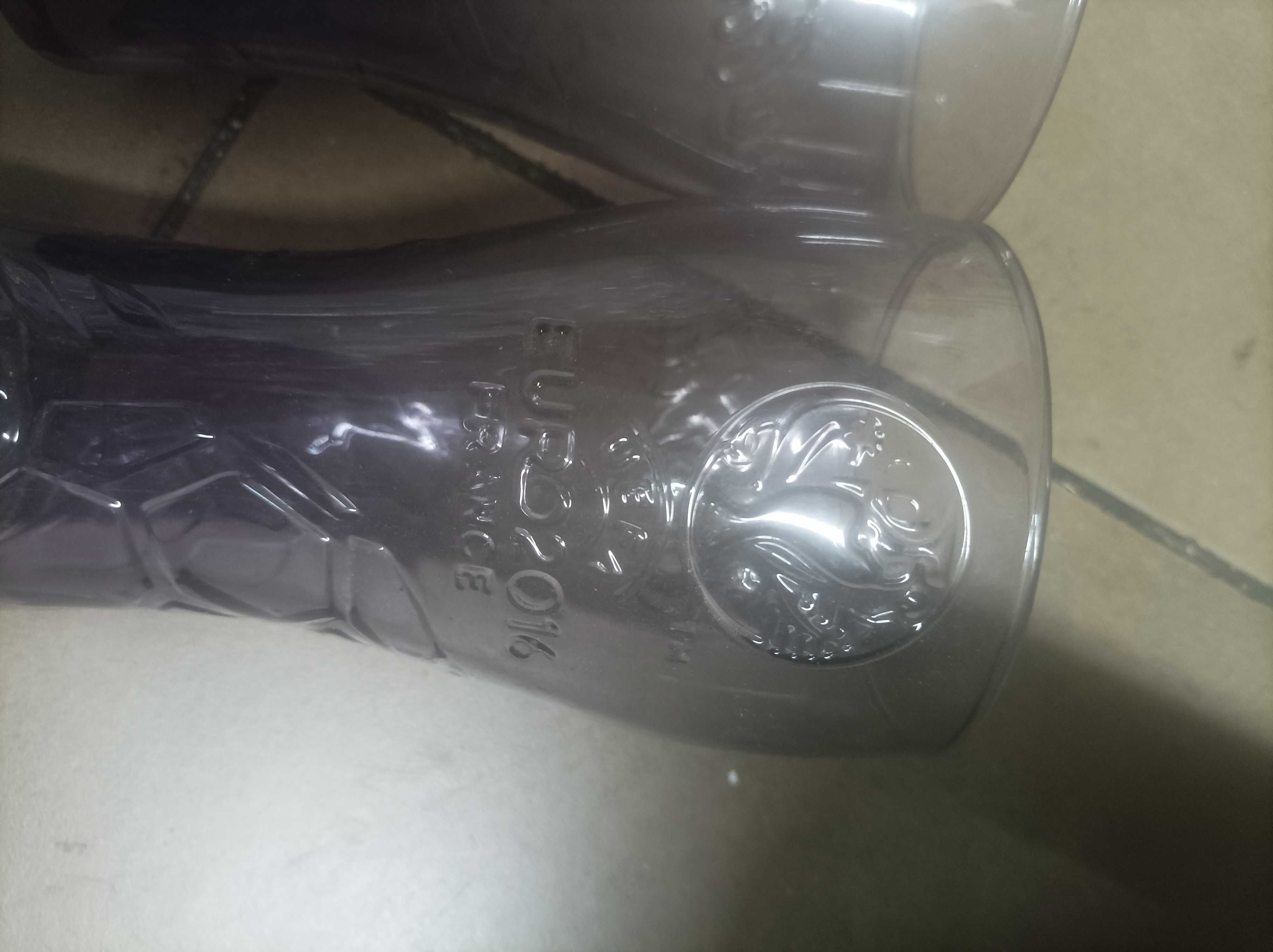 Kolekcjonerskie szklanki Coca-Cola opalizujące fioletowo