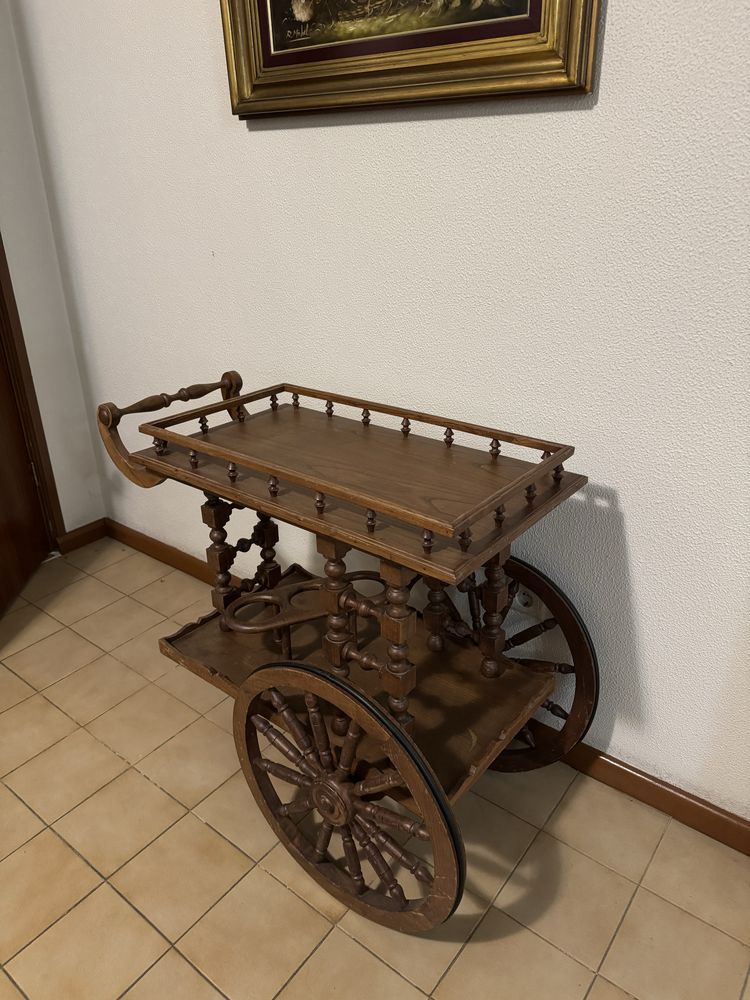Carrinho de bebidas de madeira antigo