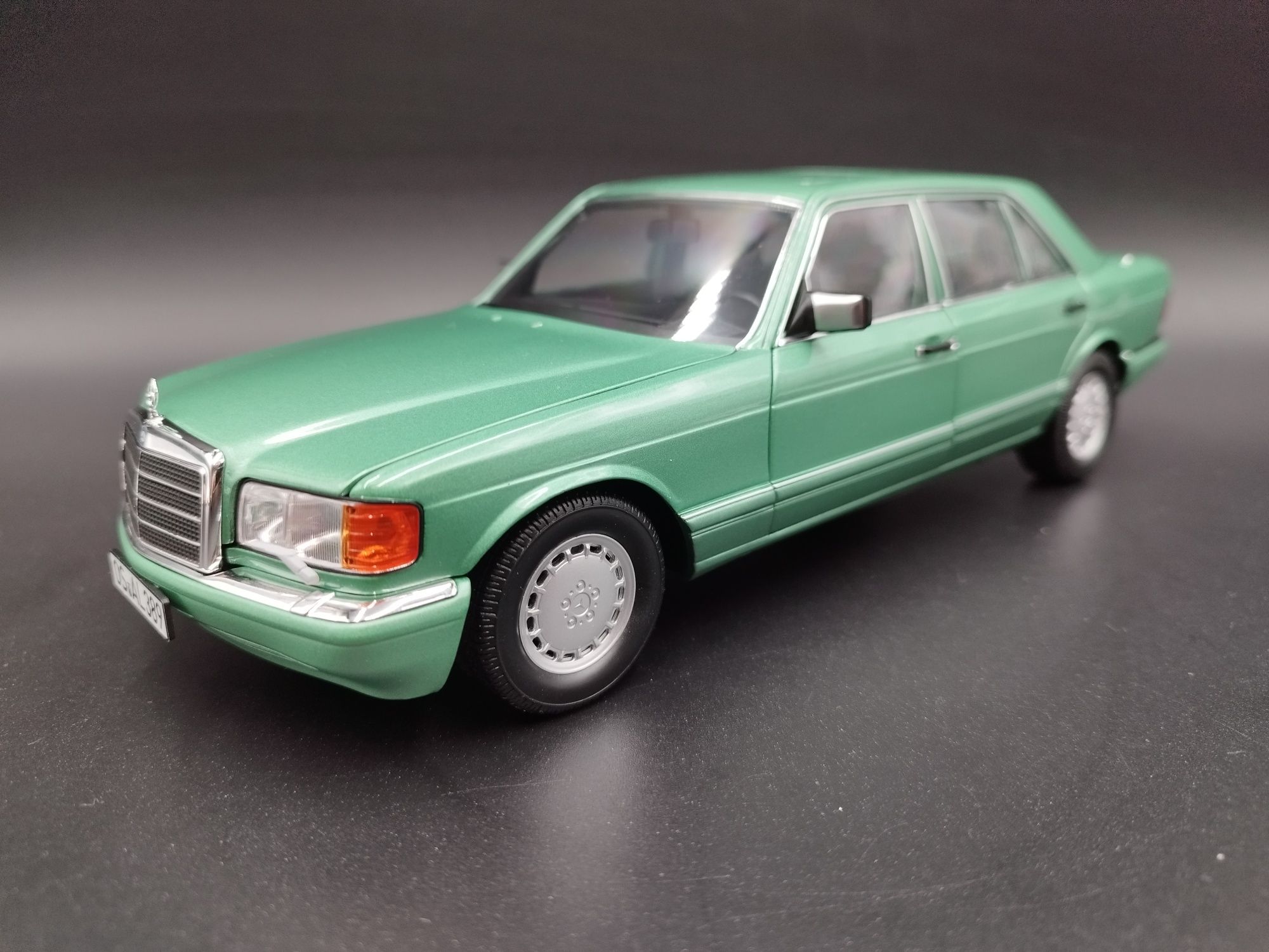 1:18 Norev 1991 Mercedes 560 SEL model nowy