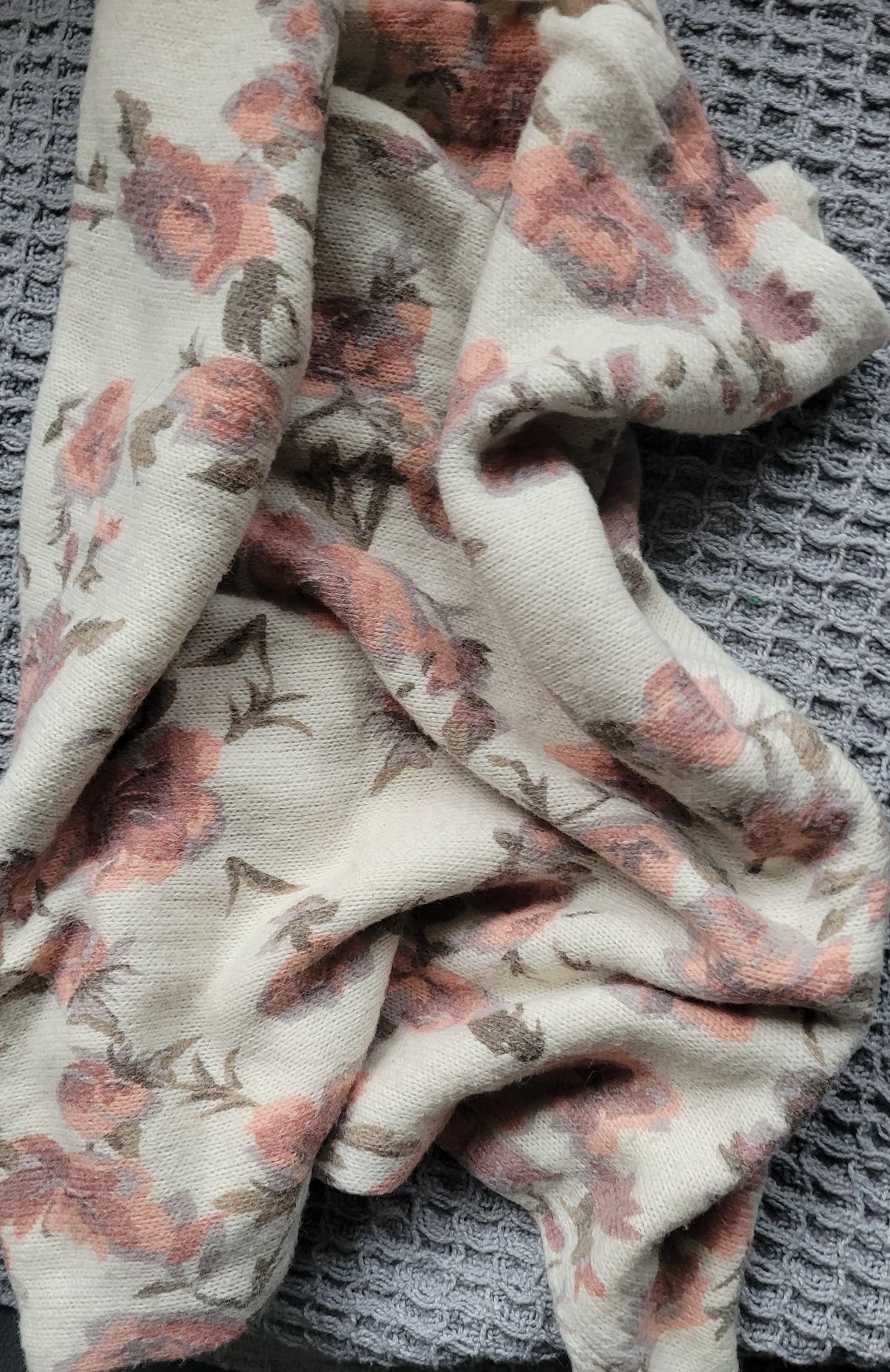 Komin w pastelowy print H&M