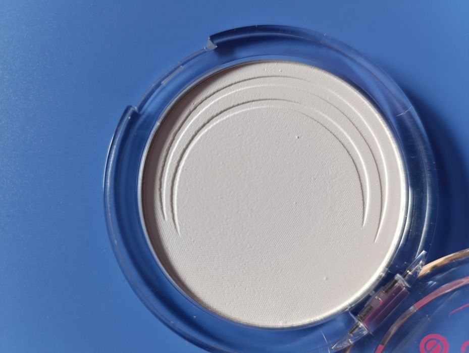 Puder matujący All about Marta Essence