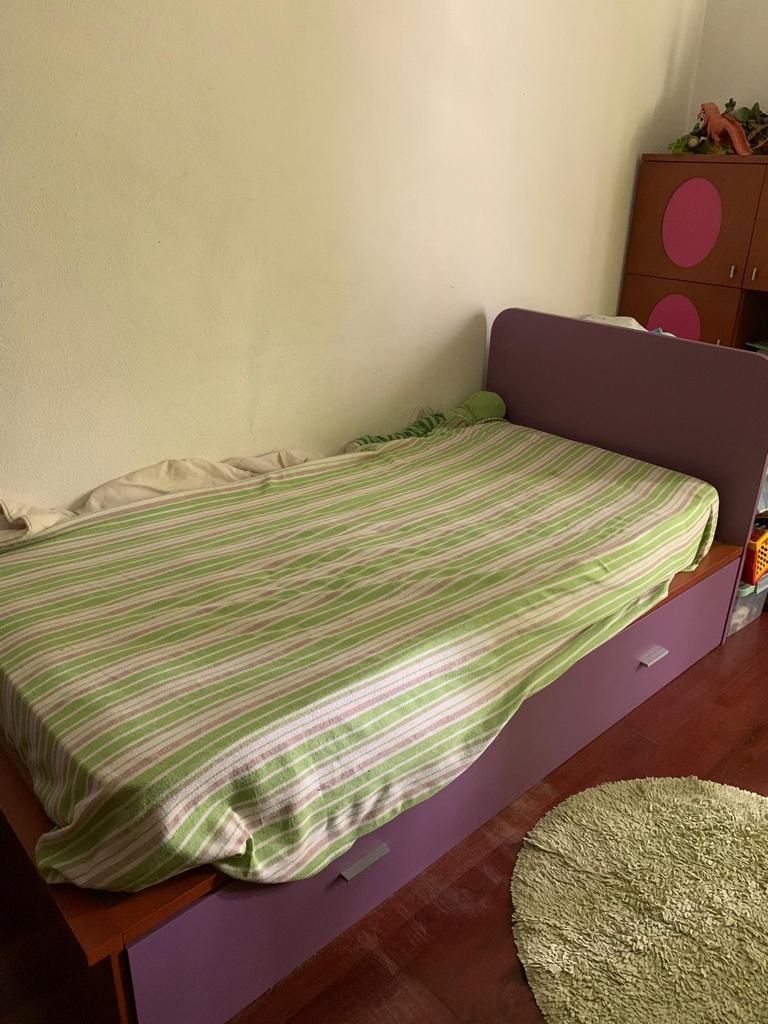 Cama em mogno castanho e roxa