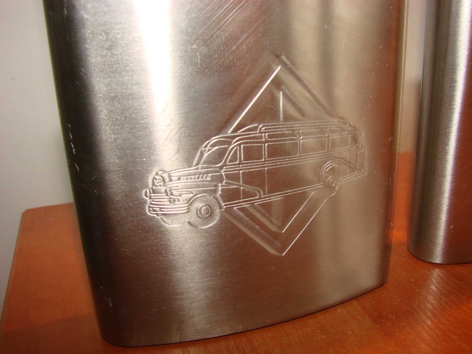 stalowa piersiówka z autobusem