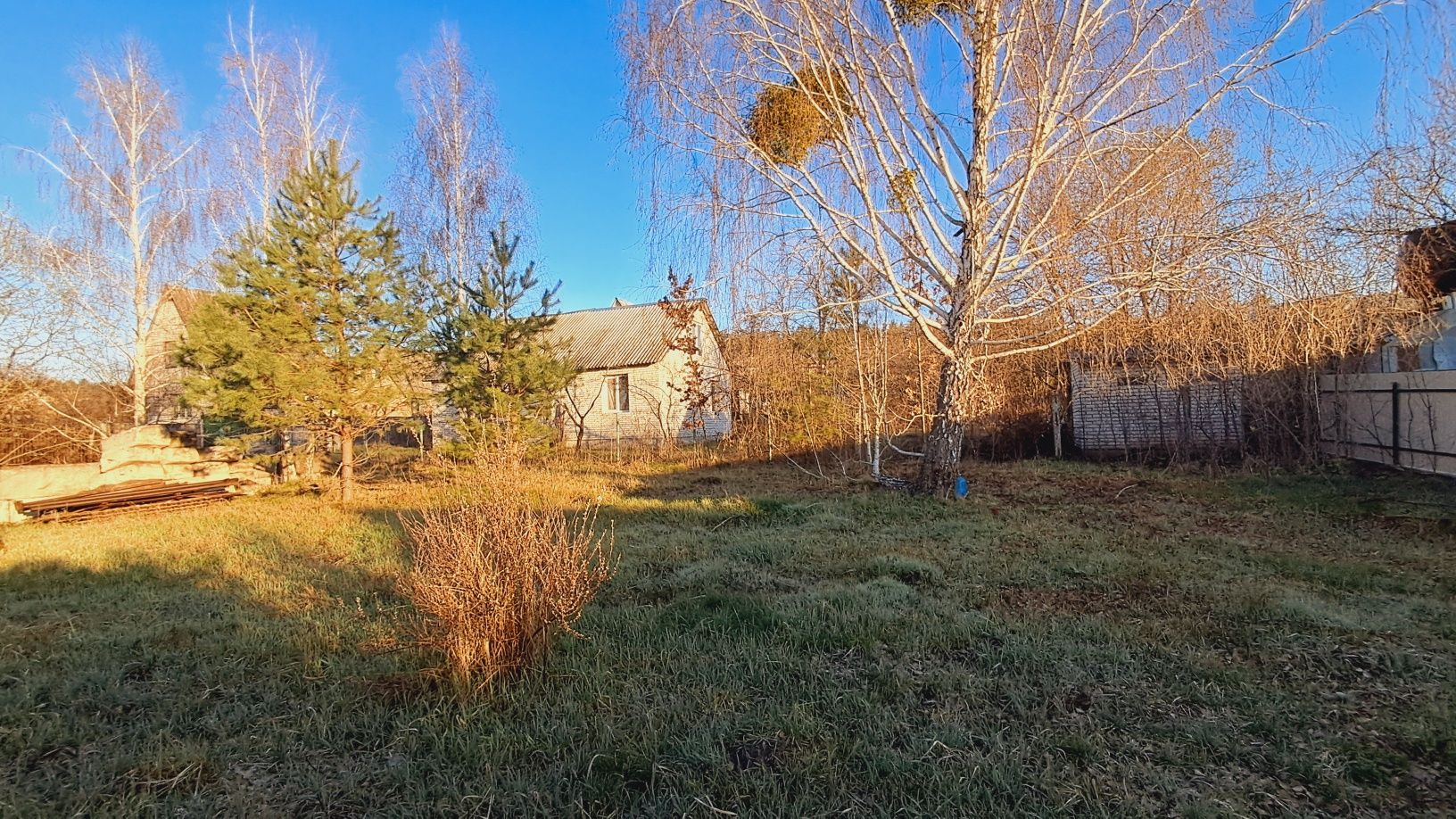 Ділянка з фундаментом біля лісу. Озеро.