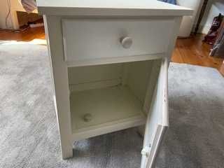 Mesa de cabeceira com gaveta e porta madeira maciça branca