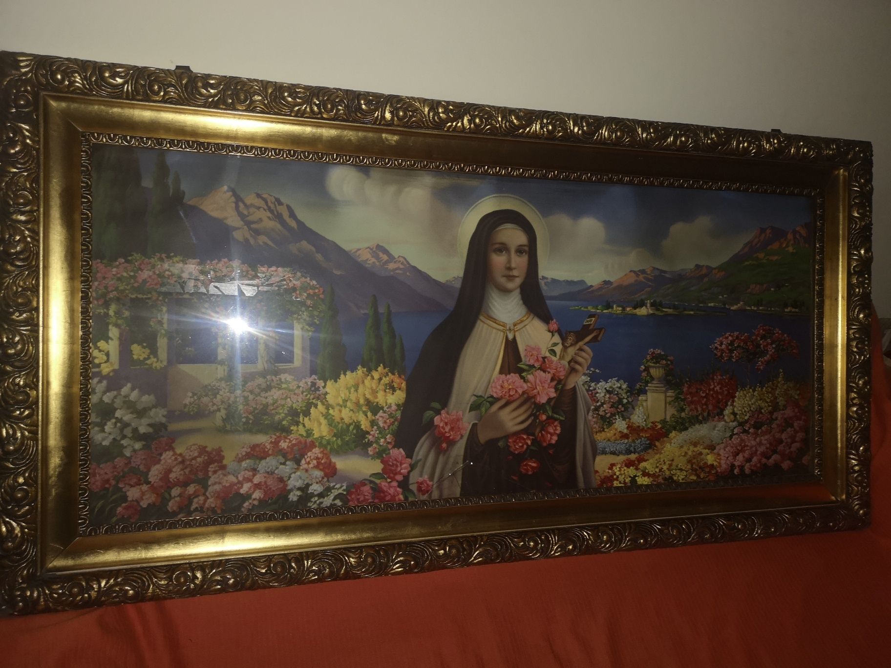 Duży obraz Świętej w przepięknej ramię.