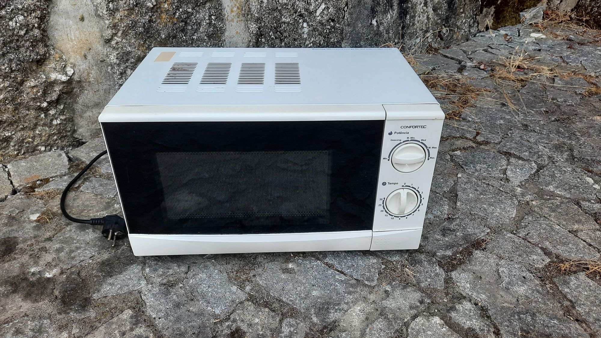 Microondas a funcionar perfeitamente
