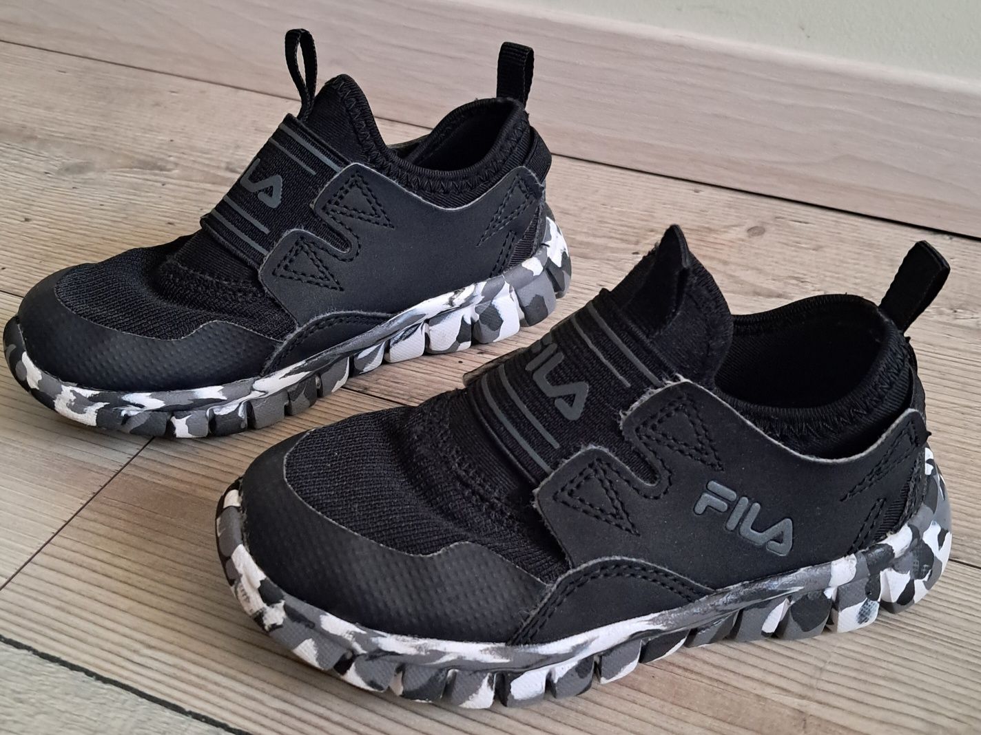 Кросівки FILA (р.25)