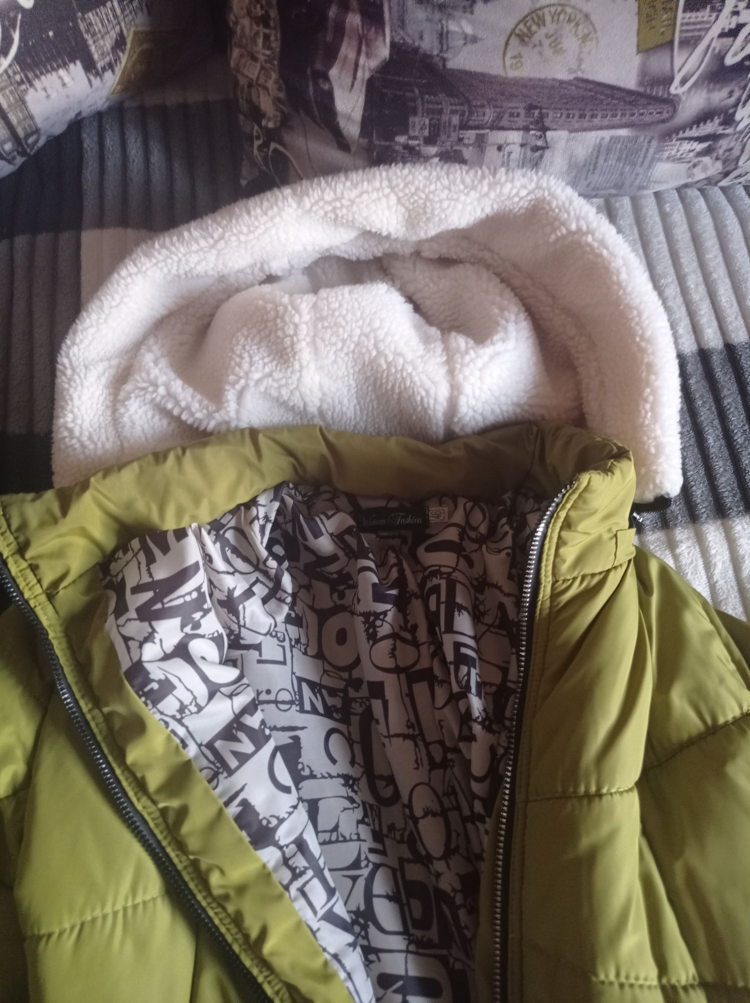 Продам жіночу б/у  зимову куртку