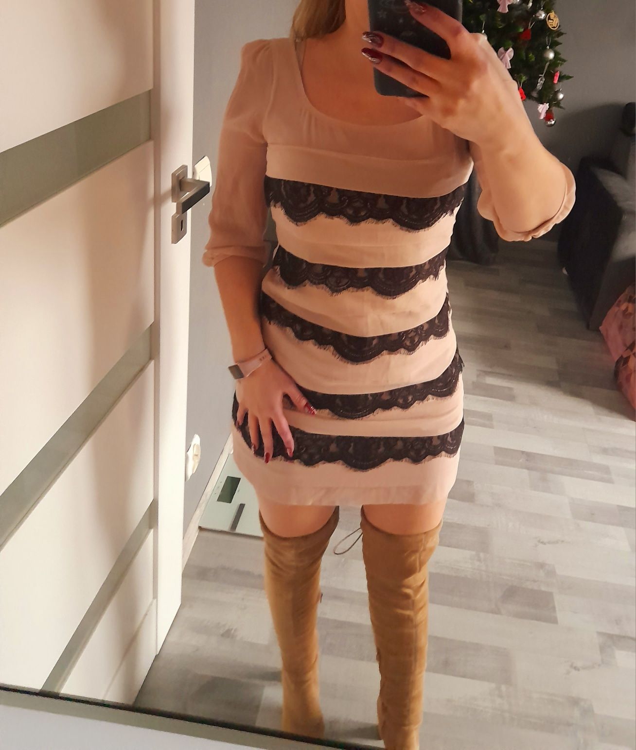 Sukienka nude koronka Koronkowa lipsy Londyn pudrowy róż Puder plisy