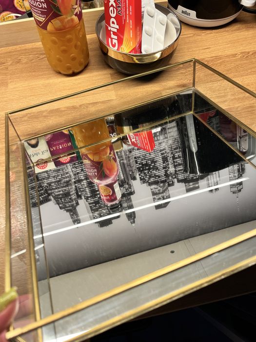 Szklana taca z lustrzanym dnem i złotym rantem