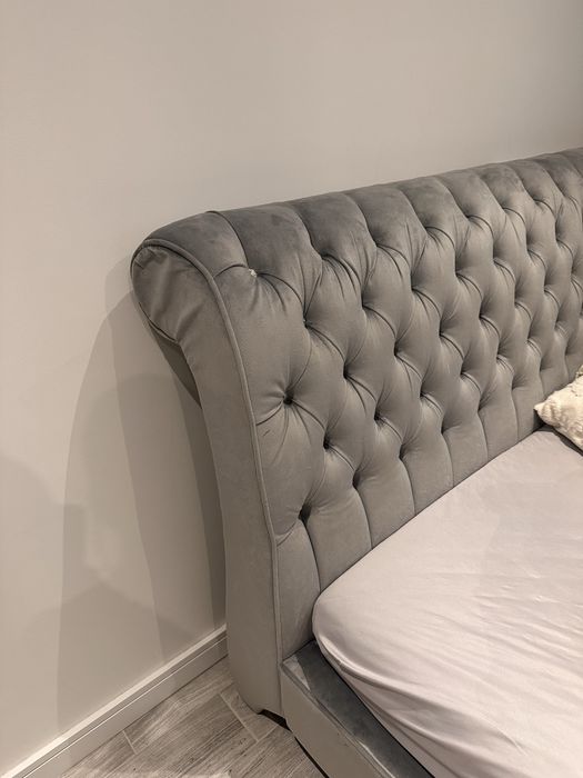 Tapicerowane łózko w stylu chesterfield