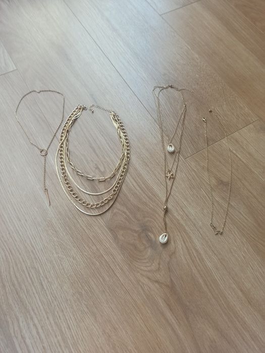 Zestaw czterech pozłacanych naszyjników