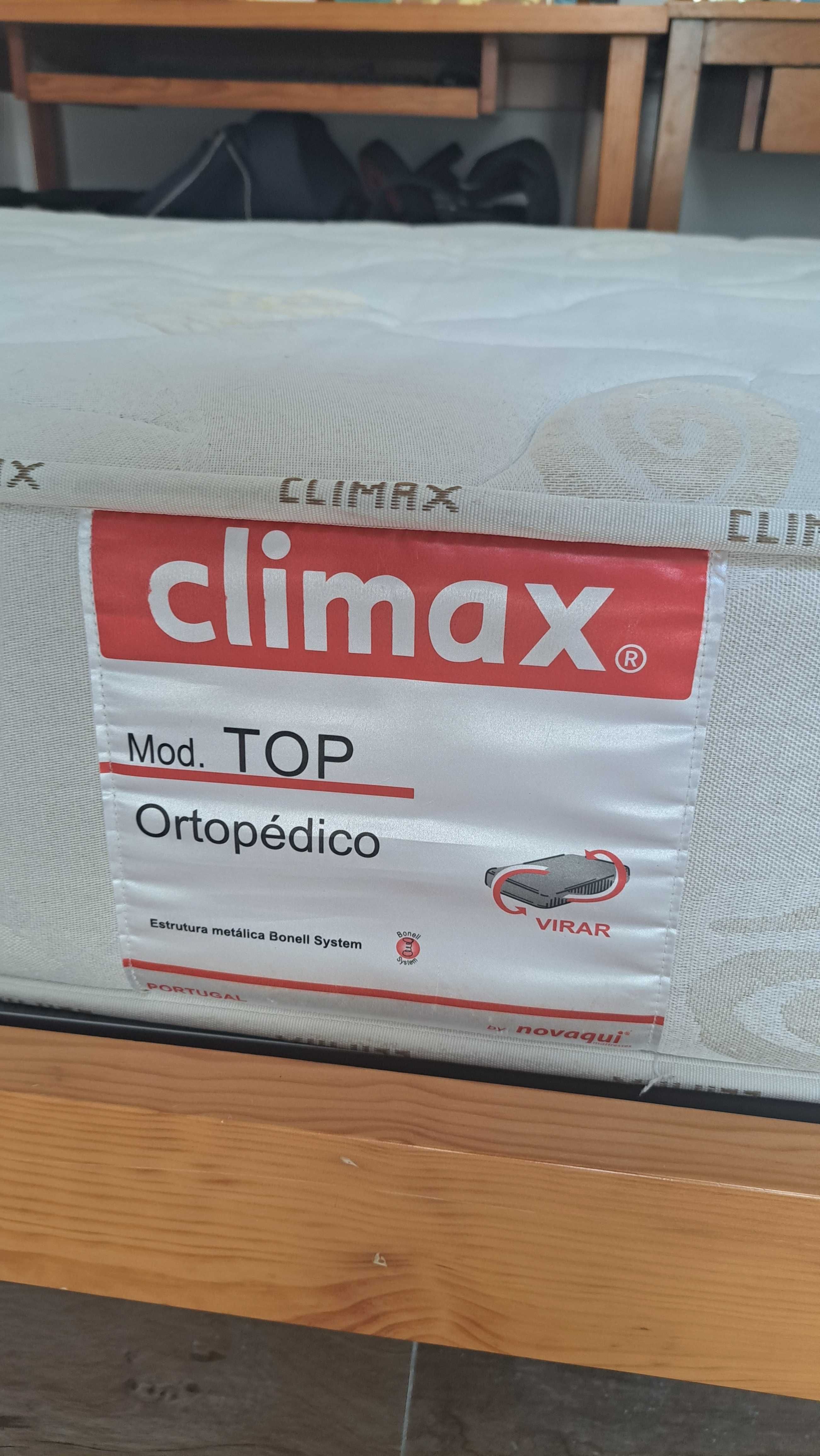 Cama de solteiro com estrado