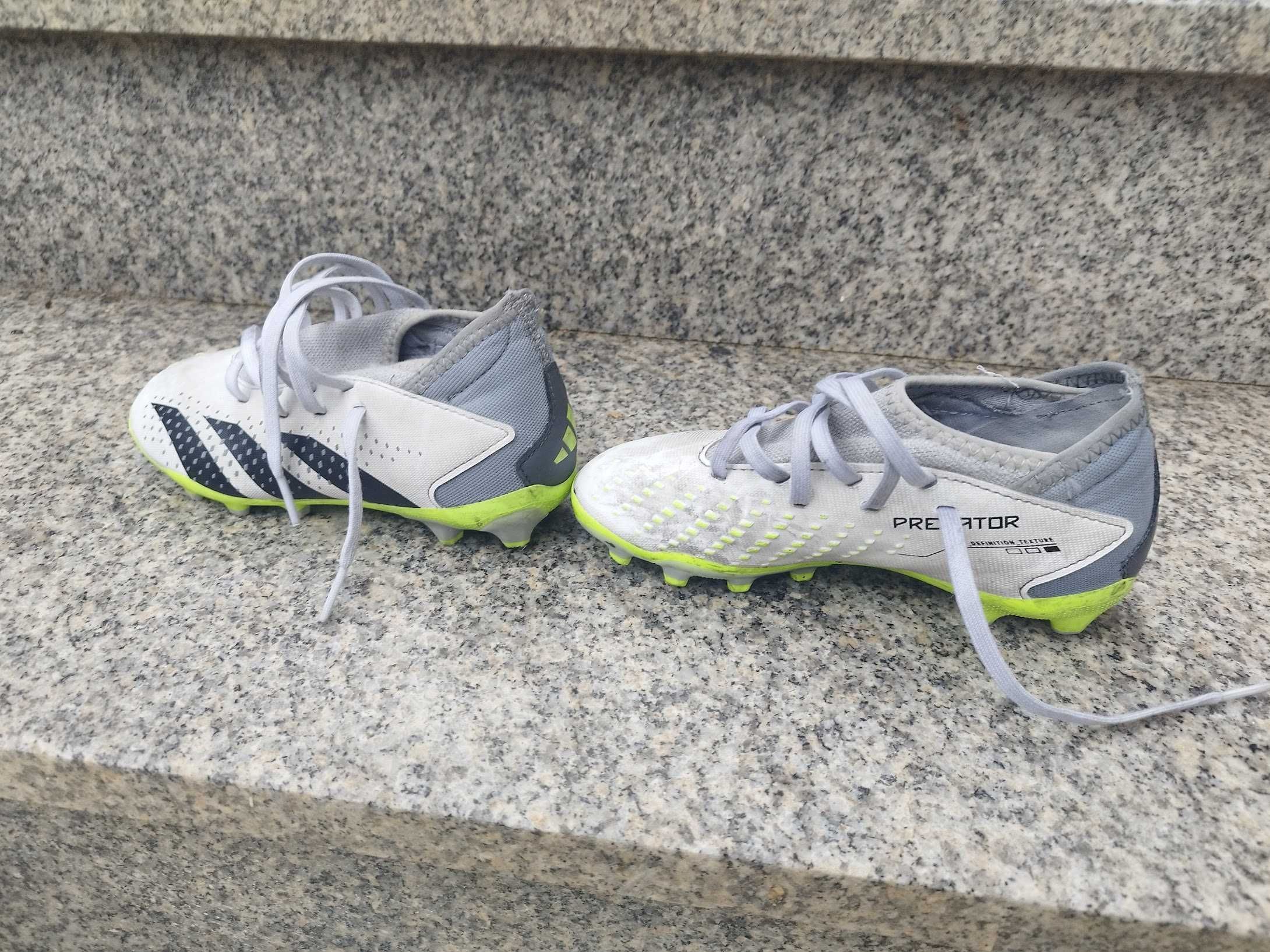 Chuteiras Adidas - Tamanho 31